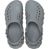 Zuecos Crocs modelo Echo Clog, de color negro, con diseño moldeado de aspecto futurista, aberturas de ventilación y correa trasera ajustable de tela con almohadilla para el talón.