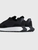 Zapatillas deportivas Tommy Jeans de corte bajo, con exterior de poliéster y diseño de paneles con mezcla de texturas. Presentan suela dentada de goma y caucho, cierre con cordones y parche distintivo de la marca en la lengüeta.