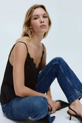 Jean de corte bootcut con cinco bolsillos, confeccionado en denim con leve stretch. Presenta cintura clásica, cierre con botón y raya planchada tanto en el frente como en la parte trasera.