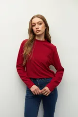 Polera de tejido de punto color rojo con cuello alto.