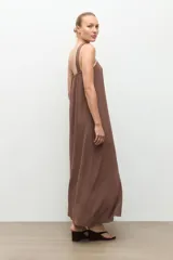 Maxi vestido de corte recto y largo, color chocolate, con escote halter cruzado con ribete blanco.