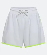 Bermuda deportiva tipo runner color blanco con detalles en bies amarillo flúor, confeccionada en tejido tecnológico con elástico y lazo ajustable en la cintura.