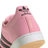 Championes adidas Superstar edición especial Messi, color rosado con las icónicas tres tiras laterales en negro. Presenta la puntera de goma clásica, logo de Messi grabado en el lateral y suela de goma color caramelo.