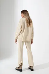 Pantalón tejido azul con corte acampanado y textura acanalada vertical.