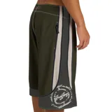 Short de baño Billabong modelo Spec Systems Pro, de corte largo y color verde militar con paneles grises en los laterales y costuras blancas contrastantes. Cuenta con cordón ajustable blanco en la cintura.