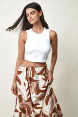 Musculosa negra de corte crop, escote redondo y diseño ajustado.