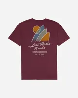 Remera bordó de manga corta con estampa gráfica en la espalda con diseño de tablas de surf y sol, acompañada por el texto "Lost Resin Works".