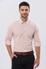 Camisa lisa de manga larga de algodón en color gris claro, de corte slim fit con cuello camisero y cierre frontal de botones.