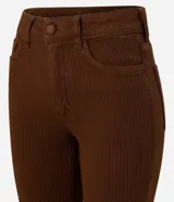 Pantalón boot cut de cintura alta color marrón, confeccionado en sarga de algodón acanalada con elastano.