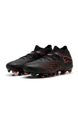 Zapato de fútbol Puma Future 9 Match, color negro con detalles en rojo, caña alta de tejido elástico y suela con tapones para terreno firme.