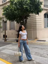 Pantalón de jean estilo wide leg y tiro bajo, en tono azul claro con efecto deslavado y diseño de perneras amplias.