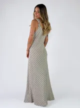 Vestido largo de lino con diseño de rayas diagonales en tonos marrón y tostado, escote en V y tirantes con volados.