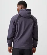 Campera deportiva Get Over de poliéster tecnológico, de color gris oscuro con bandas negras decorativas en los hombros y mangas. Cuenta con capucha ajustable, cierre frontal con cremallera, y puños y cintura elastizados.