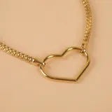 Pulsera de malla metálica con dije central en forma de corazón, elaborada en oro 18k.