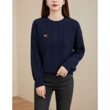 Buzo de manga larga color azul marino con diseño de tejido trenzado, cuello redondo y puños y ruedo elásticos acanalados.
