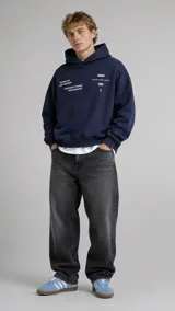 Hoodie azul marino de corte oversize, con capucha y estampa tipográfica en el pecho.