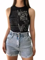 Short de jean celeste de tiro alto con cintura fruncida elástica y cierre frontal con dos botones metálicos. Presenta bolsillos delanteros y dobladillos anchos en los bordes.