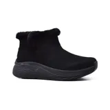 Bota de invierno estilo chugga color negro, confeccionada en gamuza con tratamiento resistente al agua y manchas. Presenta forro y ribete de piel sintética, suela con tecnología Max Cushioning para mayor amortiguación y soporte, y diseño sin cordones.