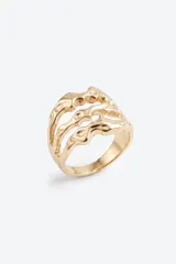 Anillo de diseño orgánico con tres vueltas onduladas, acabado en tono dorado.