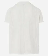 Remera de hombre color crudo, de punto calado con textura de encaje, cuello redondo y mangas cortas. Corte regular. Confeccionada en poliéster y algodón.