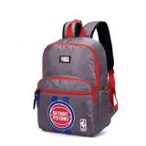 Mochila de color gris con ribetes y detalles en rojo. Presenta el logo de la NBA en la parte superior y el logo de los Detroit Pistons en el bolsillo frontal, sobre franjas verticales azules. Cuenta con bolsillos laterales y espalda con tela mesh.