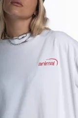 Remerón blanco de manga larga, corte holgado, con un pequeño bordado frontal en color rojo que dice "animal" con un arco sobre la palabra.