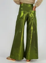 Pantalón de lino color naranja, de corte palazzo y tiro alto.