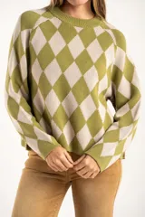 Sweater de tejido de punto con diseño de rombos en tonos verde oliva y beige, cuello redondo y mangas largas.