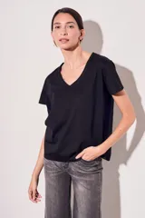 Remera de algodón color mostaza, de manga corta y escote en V con detalle metalizado.