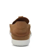 Mocasin de cuero color tostado con costuras visibles y suela de poliuretano blanca. Presenta un diseño de punta redonda y estilo slip-on.