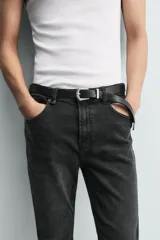 Jeans skinny cropped fit de corte ajustado y tiro medio, con diseño de cinco bolsillos y efecto lavado.