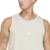 Musculosa deportiva Adidas de corte clásico y cuello redondo, color beige, con el logo de la marca estampado en el centro del pecho.
