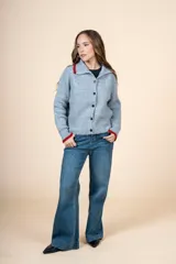 Cárdigan de punto gris con cuello camisero y detalles en rojo en cuello y puños. Cierre frontal con botones.