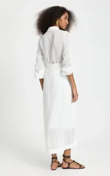 Pollera midi en línea A color blanco con estampado de rayas finas, cintura alta con detalle cruzado en la parte delantera y caída asimétrica con movimiento.