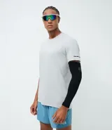 Remera deportiva de hombre con tecnología dry fit, cuello redondo y mangas cortas. Presenta un diseño minimalista con etiqueta aplicada en el dobladillo y detalles a contraste.