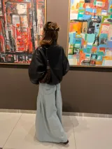 Jean de corte ancho y tiro bajo, confeccionado en denim de color celeste claro. Presenta un diseño con pinzas frontales que le otorgan una silueta amplia y fluida.