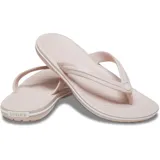 Ojotas Crocs modelo Crocband™ Flip, color verde militar con una línea blanca en la entresuela y tira superior de TPU.