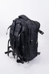 Mochila de viaje color negro, con múltiples compartimentos con cierre, correas laterales ajustables con hebillas y correas de hombro acolchadas.