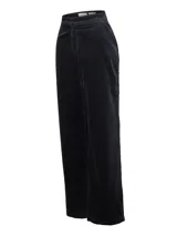 Pantalón de corte recto confeccionado en cotelé de algodón orgánico, color negro, con diseño clásico de bolsillos laterales y pretina estructurada.