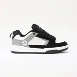 Championes Airwalk modelo Giro, diseño de caña baja con estilo skater, combinación de colores negro, blanco y gris, con cordones gruesos y suela de goma.