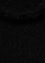 Jersey de punto grueso con efecto pelo, cuello redondo y manga larga. Diseño recto y textura suave.