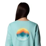 Buzo de cuello redondo color turquesa, con diseño de calce clásico y estampado gráfico pequeño en el pecho que representa un paisaje de sol y olas con el logo de la marca.