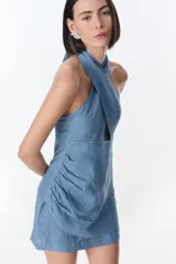 Vestido corto color ladrillo, con cuello halter cruzado y corte a la cintura.