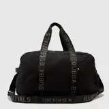 Bolso deportivo tipo duffle color negro, con diseño acolchado de rombos. Cuenta con correas de mano y correa de hombro ajustable, ambas con el logo de la marca y coordenadas estampadas.