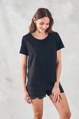 Remera negra de algodón peinado, corte recto y mangas cortas.