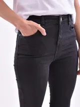 Pantalón de jean negro de corte recto con aberturas en el ruedo.