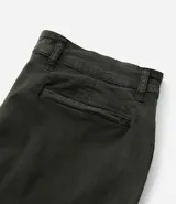 Pantalón slim de sarga lavada para hombre, de corte ajustado y color beige, con bolsillos laterales y traseros, trabillas para cinturón y cierre frontal con botón y cremallera.