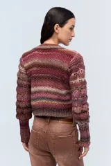 Cardigan de lana multicolor con matices en bordo, escote en V y cierre frontal con botones.