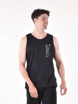 Musculosa negra con cuello redondo y sisas amplias. Estampado frontal con un diseño gráfico que incluye texto y una palmera estilizada en blanco.