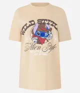 Remera de algodón color beige, modelo t-shirt, con cuello redondo, manga corta y estampa frontal de Stitch con temática de cowboy y lettering "Wild Stitch".